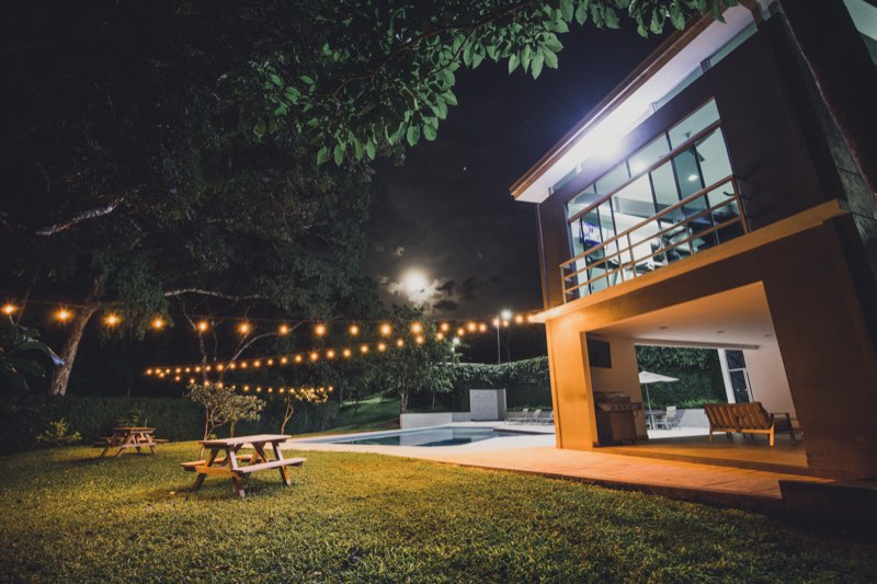 Casa club de Piamonte iluminada de noche