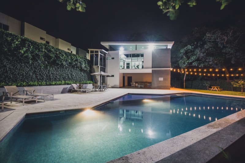 Casa club de Piamonte iluminada de noche