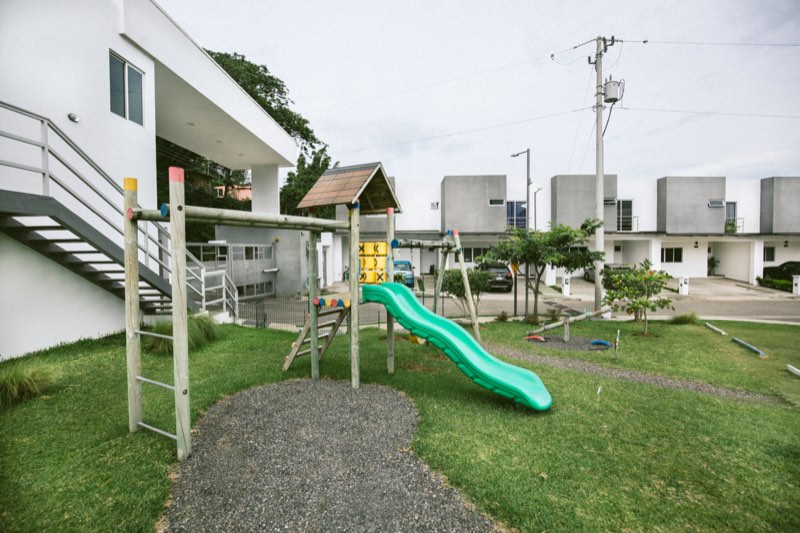 Parque infantil de Piamonte con las casas al fondo