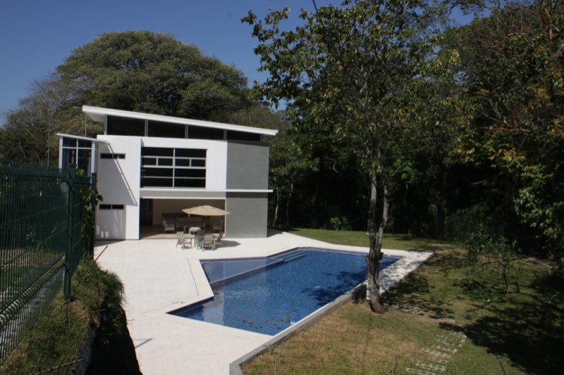 Piscina y casa club de Piamonte de día