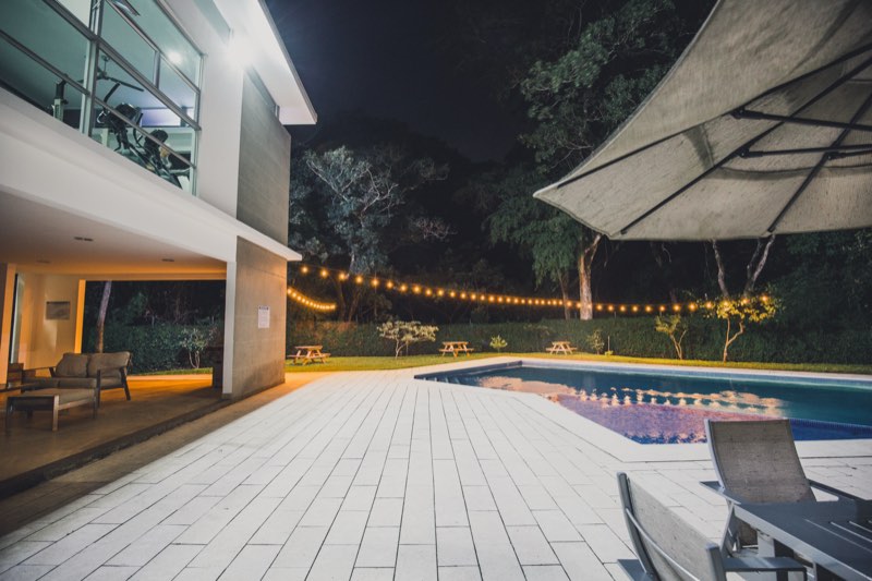 Terraza de la casa club de noche